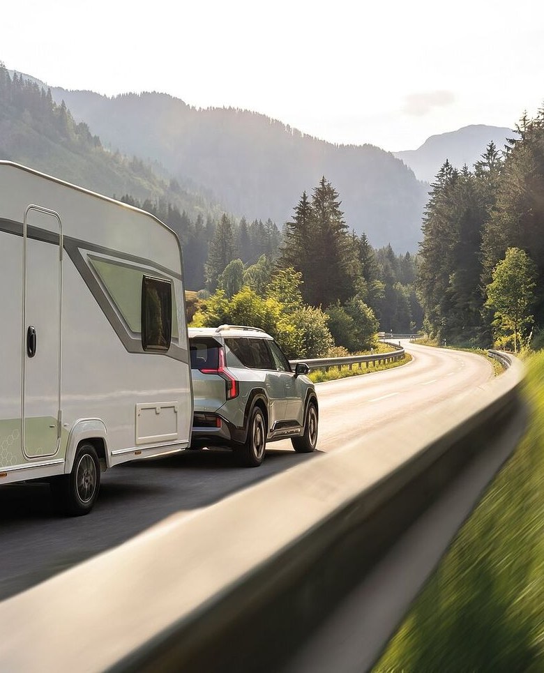 Kompaktes Elektroauto zieht den Next Wohnwagen entspannt durch die Alpen